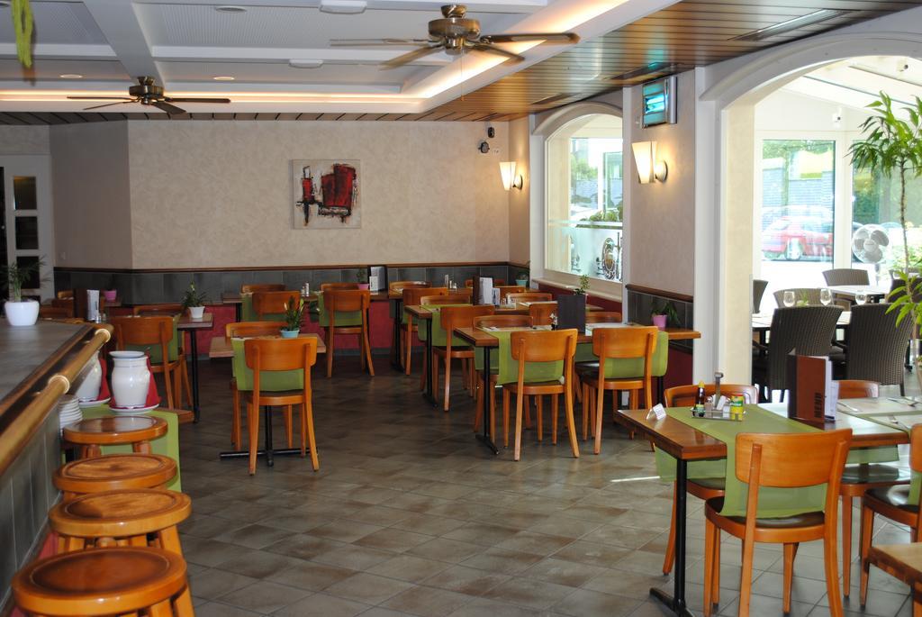 - La Poularde Hotel