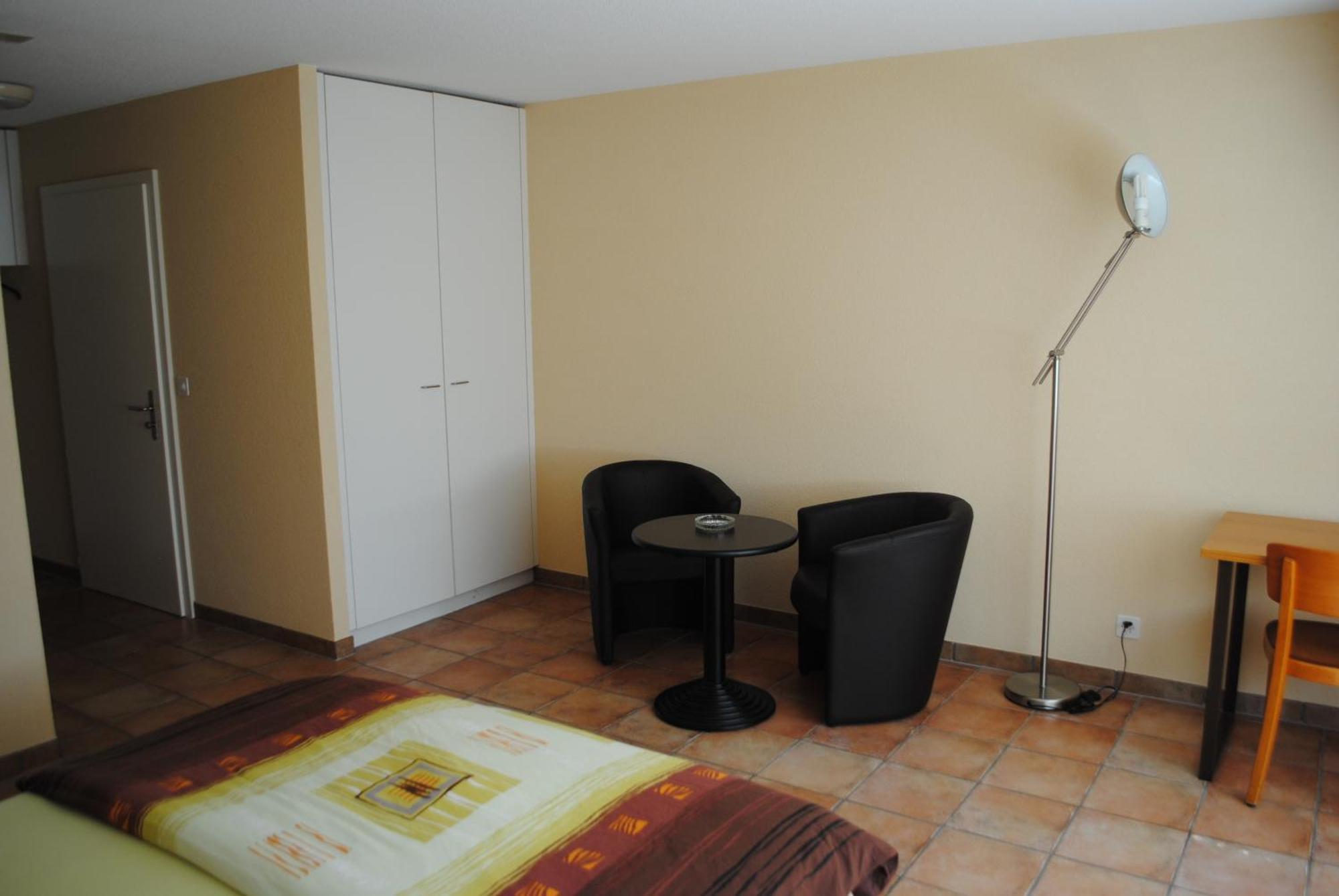 - La Poularde Hotel Romont